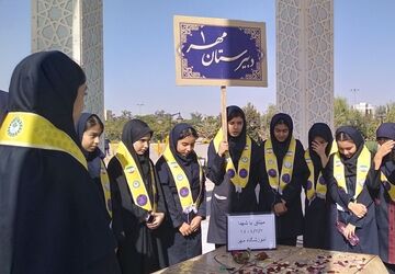 عهد و پیمان دختران دبیرستان مهر با شهدای گمنام پارک ارغوان نیشابور