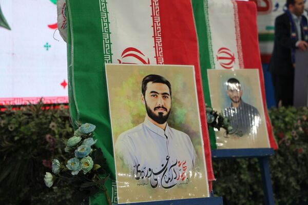 هم‌سرایی هزار نفری دانش‌آموزان یاور انقلاب در اسلامشهر