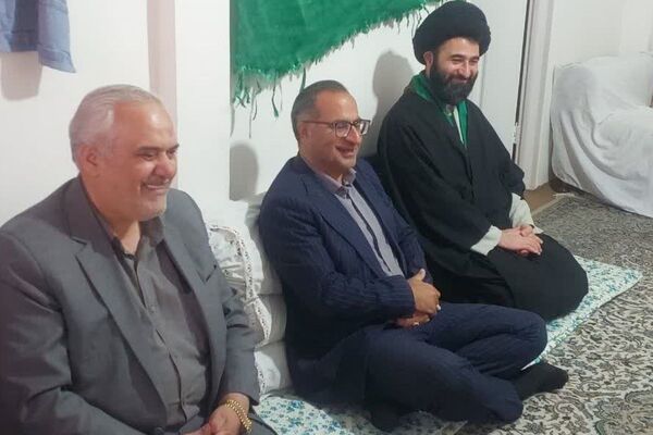 دیدار فرماندار فیروزکوه با خانواده‌های شهدا