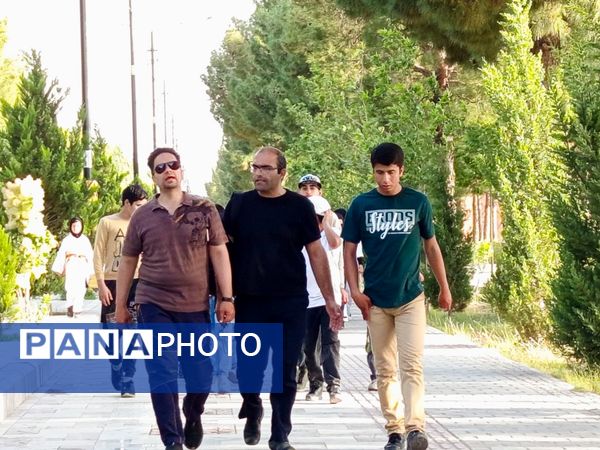 قدم هایی به عشق معلمان