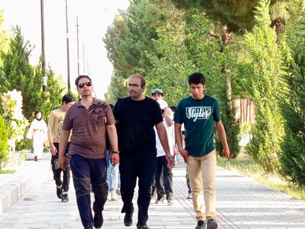 قدم هایی به عشق معلمان