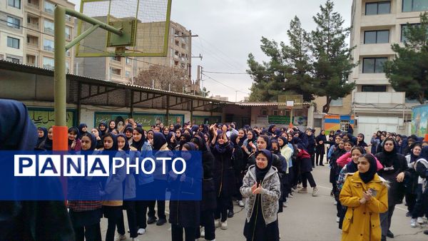 تقدیر از دانش‌آموزان برتر دبیرستان پیرایش نیشابور