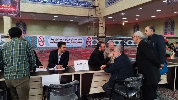 میز خدمت مدیریت آموزش و پرورش اسلامشهر در مصلی نماز جمعه اسلامشهر