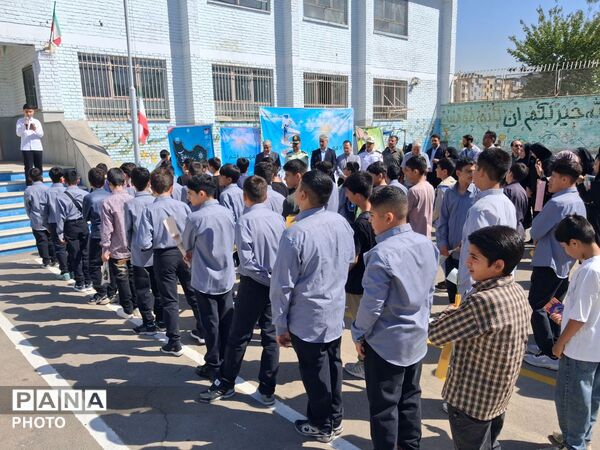 طنینِ «زنگِ مهر» در مدرسه شهدای صنف گردبافانِ منطقه ۱۶