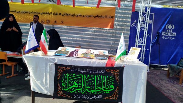 غرفه نسل افتخار سازمان دانش‌آموزی استان آذربایجان شرقی در راهپیمایی ۱۳‌ آبان