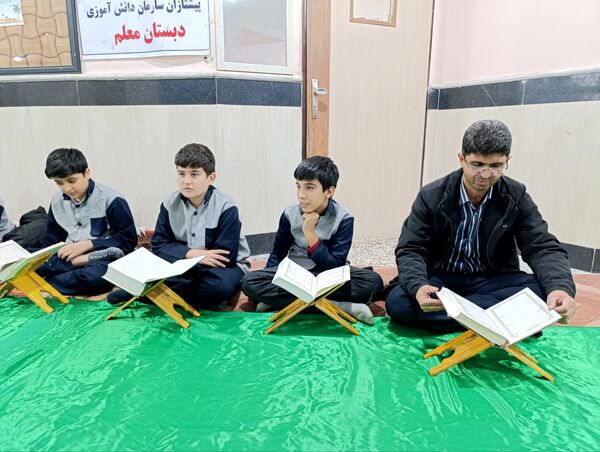 برگزاری نماز جماعت و محفل انس با قرآن در دبستان معلم 2 آشخانه 