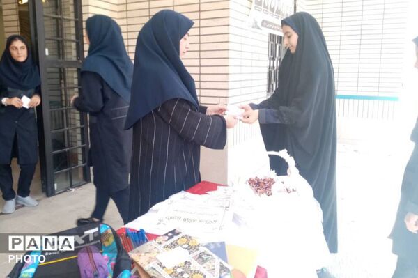 جشن عاطفه‌ها در دبیرستان دخترانه خوارزمی؛ مهربانی دانش‌آموزان در قاب همدلی