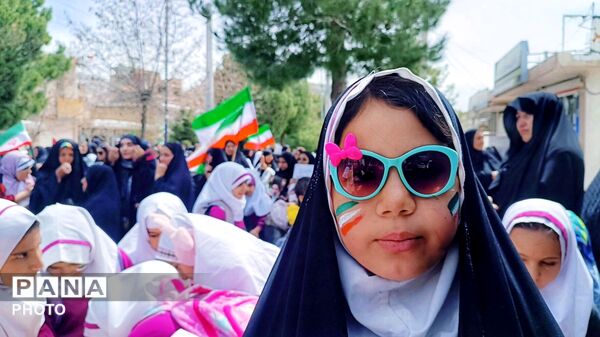 حضور دانش‌آموزان مارگونی در اربعین شهادت رهبر معظم انقلاب با نقاشی‌هایی از یاد ایشان