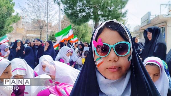 حضور دانش‌آموزان مارگونی در اربعین شهادت رهبر معظم انقلاب با نقاشی‌هایی از یاد ایشان