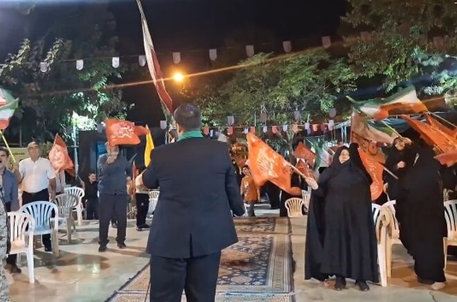 اجتماع شبانه مردم قم در بوستان شهدای آذر