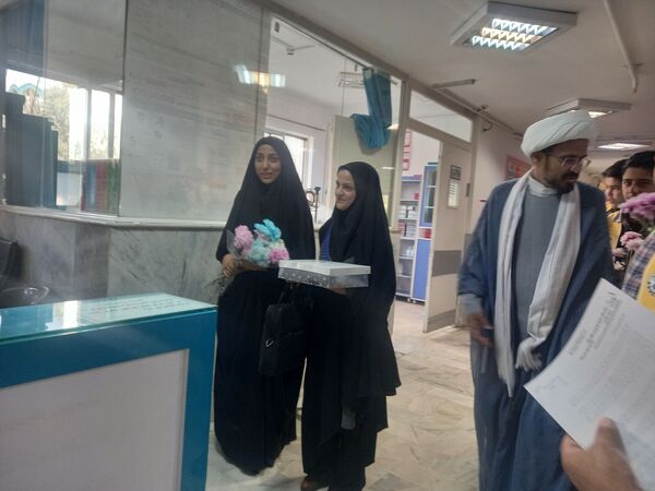 قدردانی پیشتازان دبیرستان باقریه از فرشتگان سفیدپوش در بیمارستان موسی بن جعفر(ع)