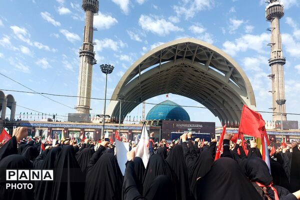 حضور باشکوه خونخواهان رهبر شهید در مصلی امام خمینی(ره) تهران