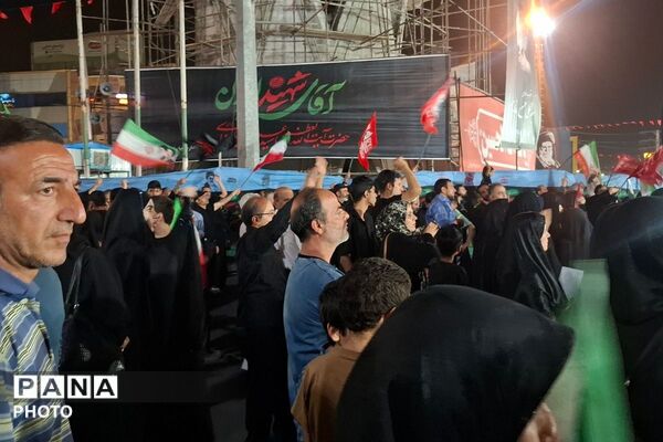 حضور دانش‌آموزان دبستان ملاصدرا در اجتماع سراسری و همخوانی سرود «باید برخاست»