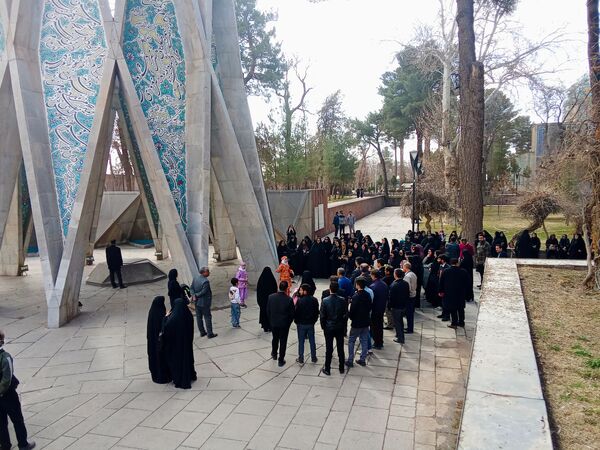 معاونان پرورشی شهرستان نیشابور از مقبره خیام بازدید کردند 