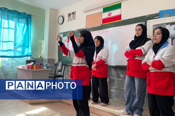 مانور تخلیه اضطراری و آمادگی برای لحظات بحرانی در مدرسه معراج بهارستان‌دو