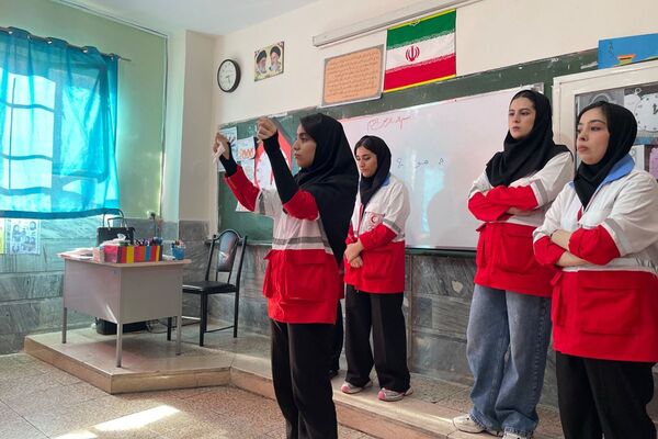 مانور تخلیه اضطراری و آمادگی برای لحظات بحرانی در مدرسه معراج بهارستان‌دو