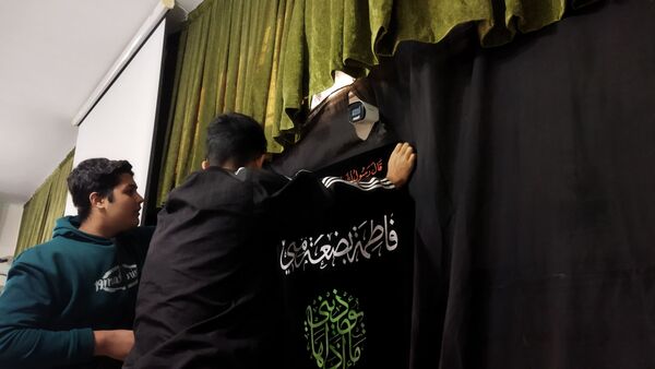 آماده‌سازی نمازخانه دبیرستان شاهد برای استقبال از شهید گمنام