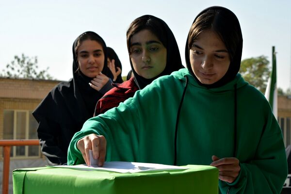 تجربه تمرین دموکراسی دانش‌آموزان مدرسه حکمت در انتخابات شورای دانش‌آموزی