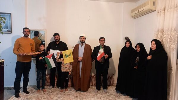 دیدار امام جماعت مسجد پنج تن آل عبا با خانواده مدافع حرم «مصطفی علیزاده»