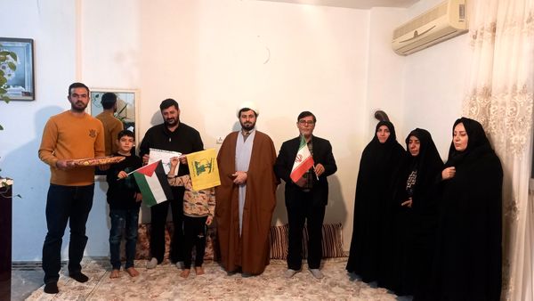 دیدار امام جماعت مسجد پنج تن آل عبا با خانواده مدافع حرم «مصطفی علیزاده»