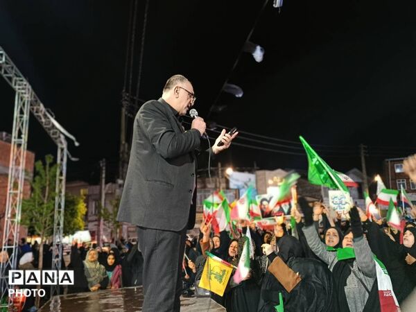 گلوگاه زیر باران، غرق در شور وطن