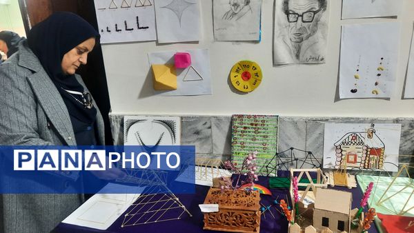 نمایشگاه دست‌سازهای دانش‌آموزان دبیرستان فرهنگیان ناحیه ۷ مشهد 