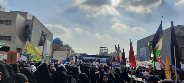حضور دانش آموزان دبیرستان مهشید مصلی نژاد در راهپیمایی روز دانش آموز 