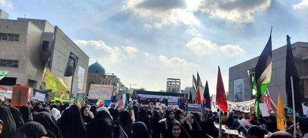 حضور دانش آموزان دبیرستان مهشید مصلی نژاد در راهپیمایی روز دانش آموز 