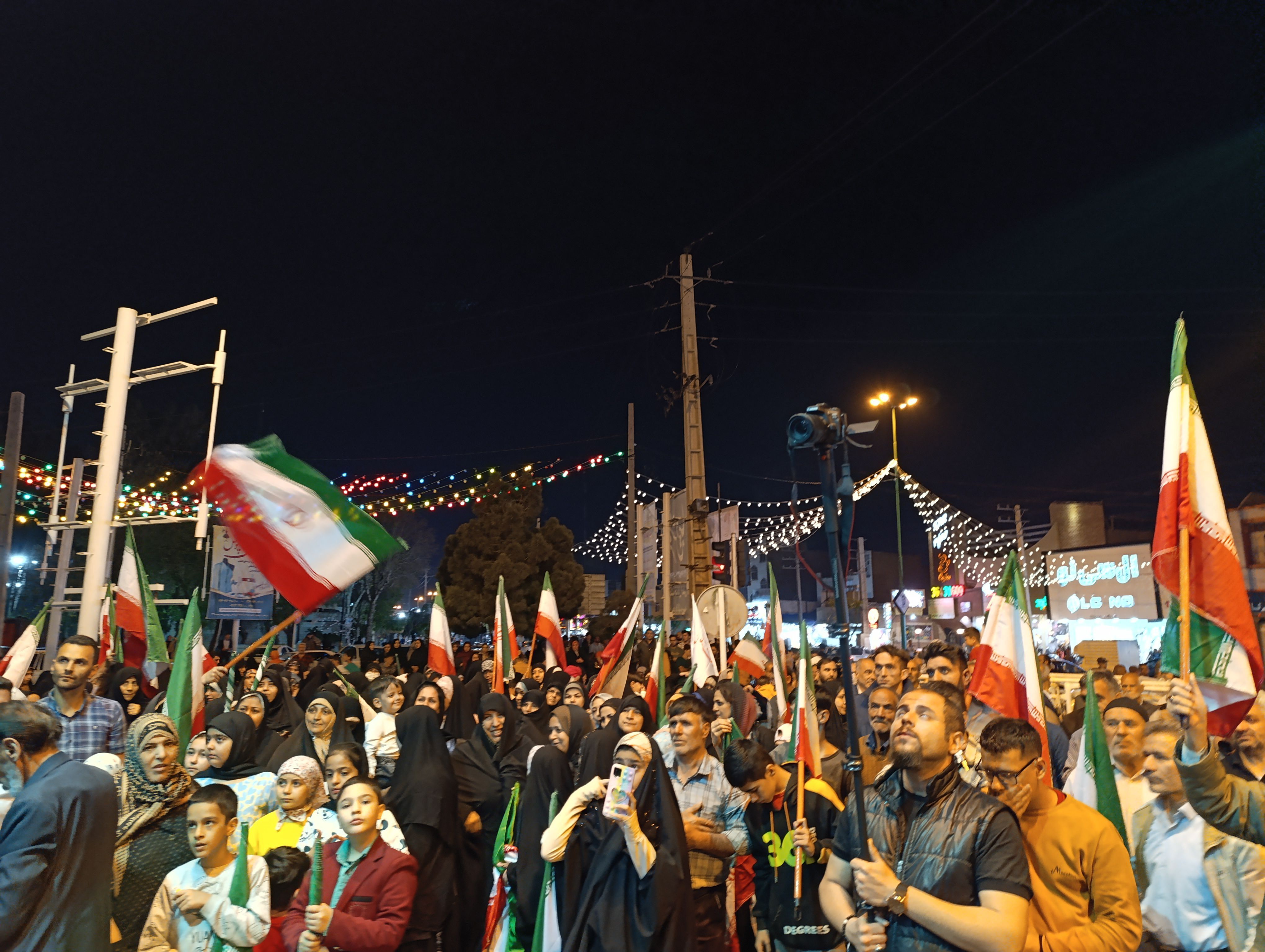 تجمع امت حزب‌الله شهرستان قرچک به شکرانه عملیات مقتدرانه وعده صادق سپاه پاسداران