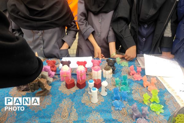 بازارچه دست سازه‌های دانش‌آموزی