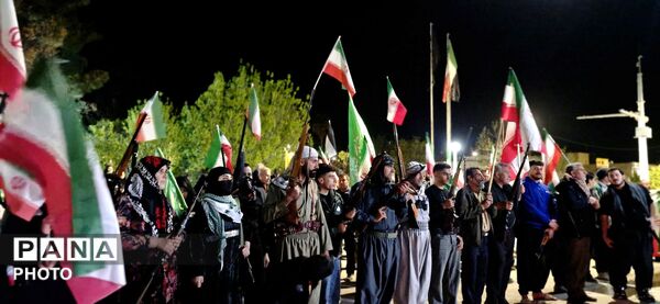 مرزنشینان ایستاده اند مانند زاگرس