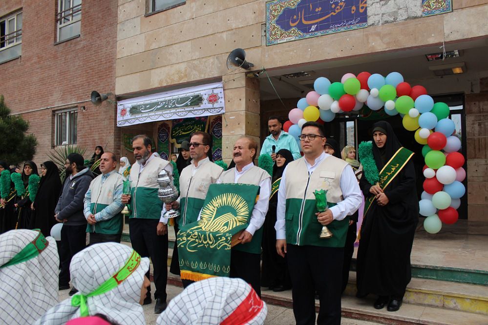 برگزاری مراسم باشکوه دهه کرامت در دبستان شهید بهاری پرند با حضور خادمین حرم رضوی