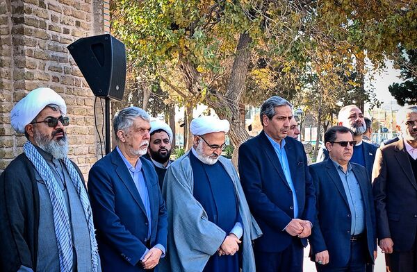 وزیر فرهنگ و ارشاد اسلامی غبار از مزار شهدای امامزاده سید حمزه کاشمر برداشت