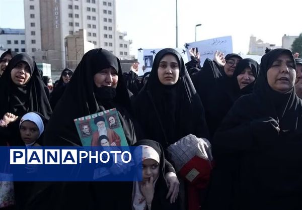 عزاداری مردم مشهد به مناسبت شهادت خادم الرضا(ع)، آیت الله رئیسی و همراهان ایشان