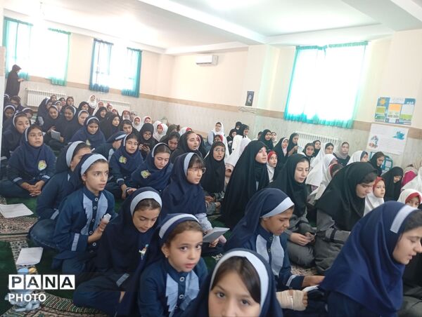 اجرای سرود همگانی «قلب‌های بی‌قرار» دانش‌آموزان مدارس هشتگرد 