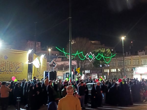 فریاد «الله‌اکبر» مردم در خیابان امام رضا(ع)؛ شبی پرشور در آستانه ۲۲ بهمن