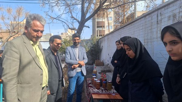 برپایی بازارچه دانش آموزی در دبیرستان فیاض شهرستان کاشمر 