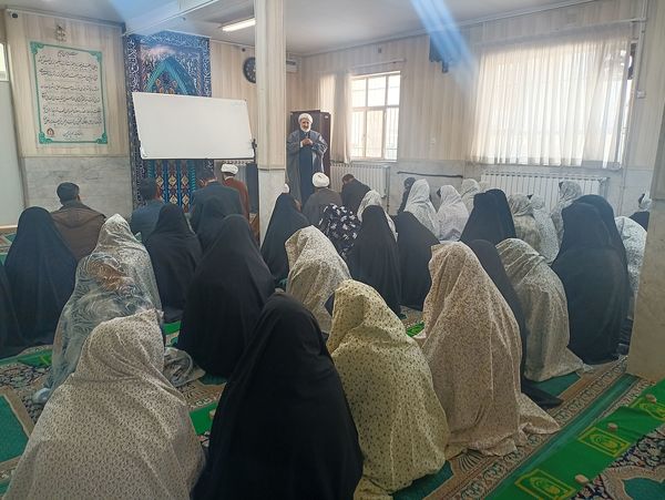 اقامه نماز جماعت در دبیرستان شاهد فاطمیه مشهد