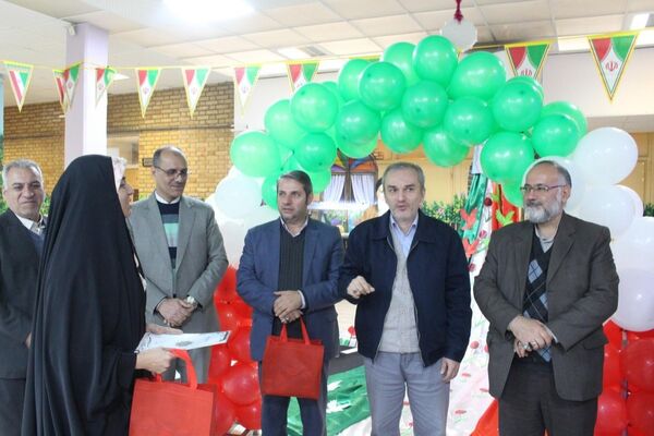گرامیداشت فرهنگ ایثار با تقدیر از دانش‌آموزان فرزند شهید در منطقه ۵