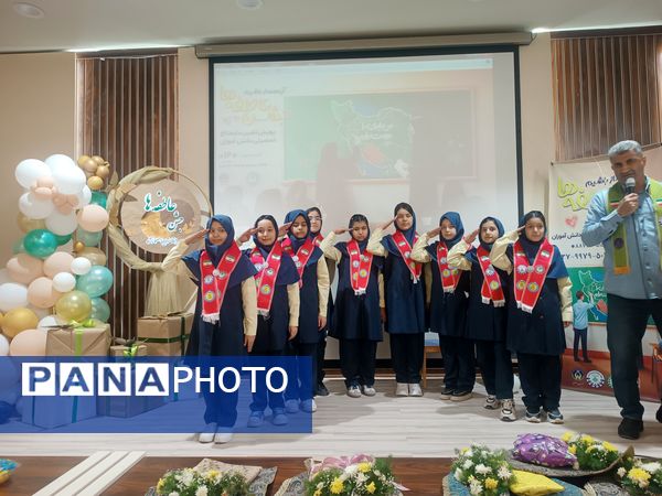 جشن عاطفه‌ها با تقسیم مهر و مهربانی در دبستان آرمینه مصلی نژاد 