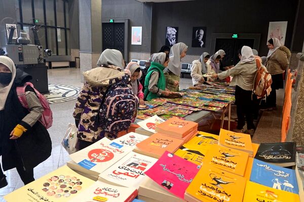 بازدید علمی دانش‌آموزان از نمایشگاه کتاب رباط‌کریم