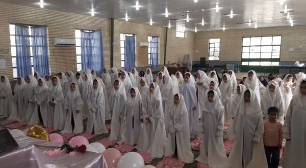 طلیعه بندگی «جشن تکلیف» دختران آموزشگاه نوریه جیرفت