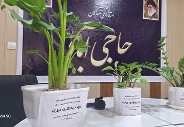 اهدای گلدان گل طبیعی توسط دانش‌آموزان حاجی آبادی 