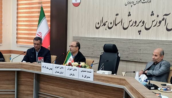 نشست دانش‌آموزان پیشتاز و پانا با مسئولان آموزش و پرورش همدان