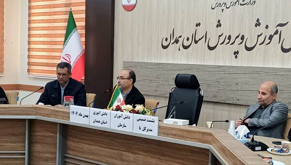 نشست دانش‌آموزان پیشتاز و پانا با مسئولان آموزش و پرورش همدان