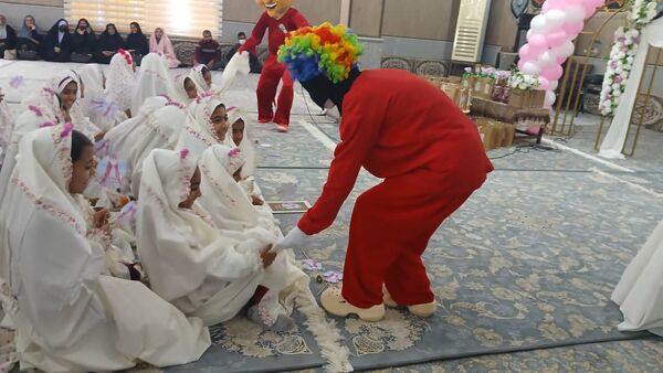 دانش‌آموزان دبستانی فین پیمان بندگی خود را جشن گرفتند