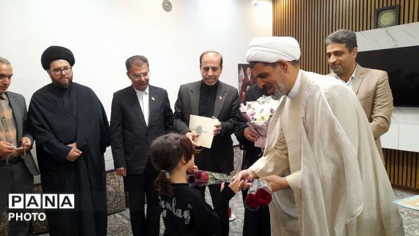 دیدار مسئولان آموزش و پرورش قم با خانواده شهید «حسین نجفی»