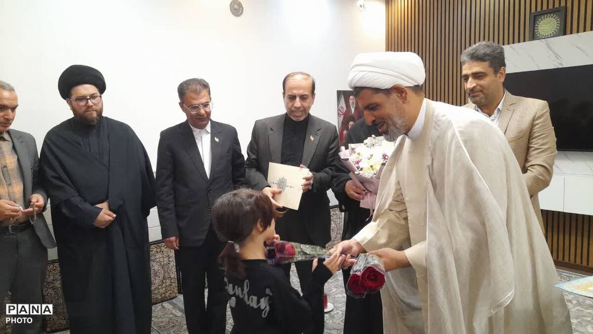 دیدار مسئولان آموزش و پرورش قم با خانواده شهید «حسین نجفی»