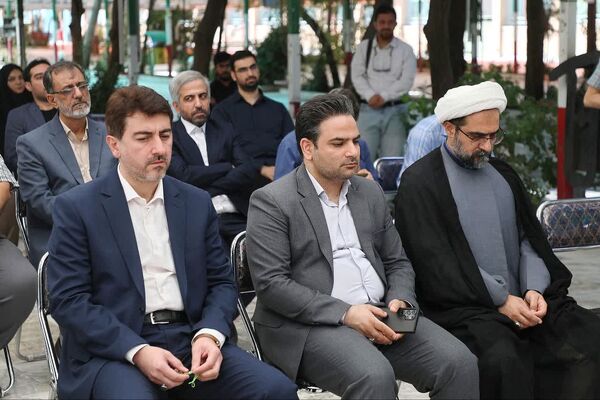 آیین غبارروبی مزار شهدا با حضور اصحاب رسانه در قم