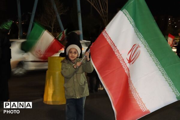 پرچمی که زمین نگذاشتند